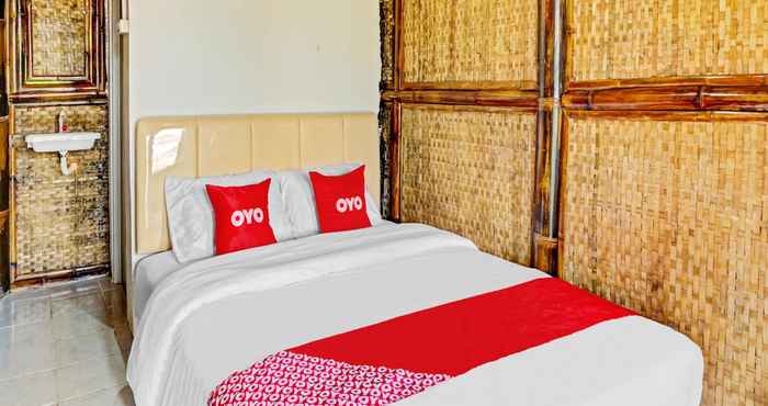 Bedroom OYO 90225 Rumah Bambu Trawas syariah