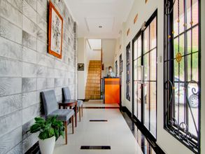 Lobi 4 OYO 90233 The Shine Residence