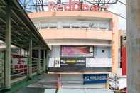 Exterior RedDoorz Plus @ EDSA Congressional