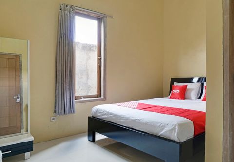 Kamar Tidur OYO 90242 Villa & Guest House Panput