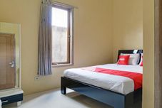 Kamar Tidur OYO 90242 Villa & Guest House Panput