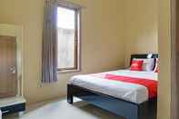 Kamar Tidur OYO 90242 Villa & Guest House Panput