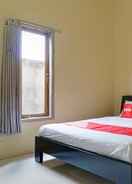 BEDROOM OYO 90242 Villa & Guest House Panput