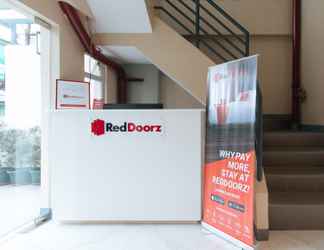 Lobby 2 RedDoorz Plus @ Torre De Manuel Residences 1