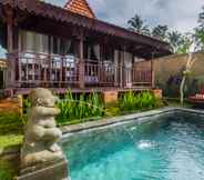 สระว่ายน้ำ 3 Tirta Jenar Villas