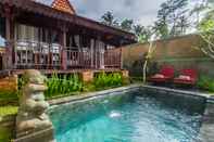 สระว่ายน้ำ Tirta Jenar Villas