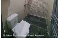 Bilik Mandi dalam Bilik KingKabba Guest House Wonosobo