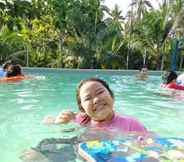 สระว่ายน้ำ 2 Naibang Resort