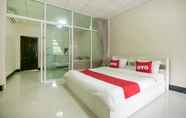 Kamar Tidur 5 OYO 75390 Sunee Place Hotel