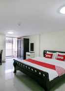 BEDROOM OYO 75390 Sunee Place Hotel