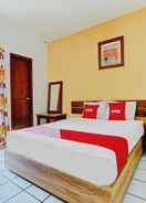 BEDROOM OYO 90293 Guest House Cigadung 9a