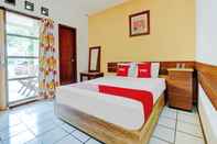 Bedroom OYO 90293 Guest House Cigadung 9a