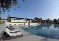 Swimming Pool 2 Cozy Modern Room with Stunning Lake & Mountain View  