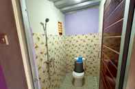 Toilet Kamar Bungalow Ungu Kebumen