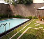Swimming Pool 7 Rumah Anda Guest House