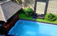 Kolam Renang 4 Rumah Anda Guest House