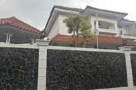 Bangunan OYO 90285 Villa Artanti Cipanas