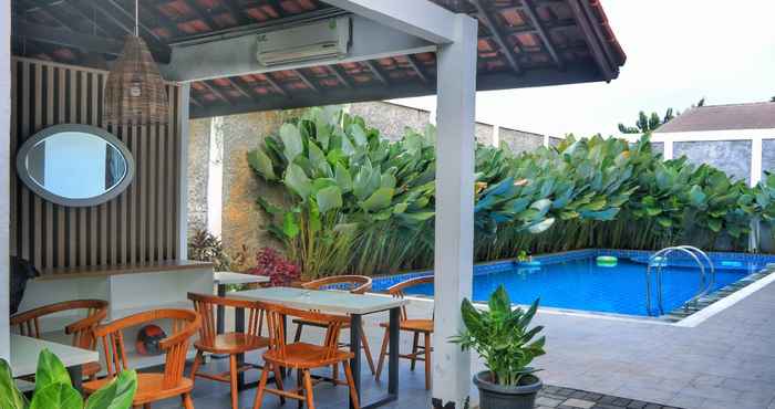 Swimming Pool De Jati House