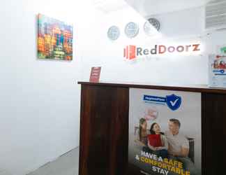 Lobi 2 RedDoorz near Pasay Rotonda