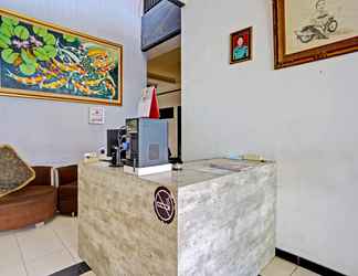 Lobby 2 OYO 90326 Holistay Surabaya