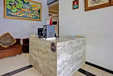Lobby OYO 90326 Holistay Surabaya