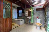 ห้องน้ำภายในห้อง Kanya Cozy Bungalows Kata