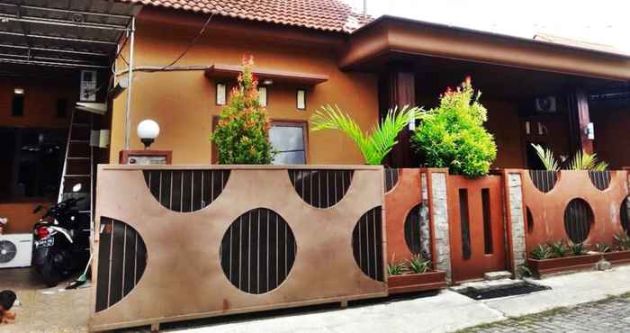 Exterior Mocca by Classic Guest House