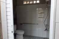 ห้องน้ำภายในห้อง Ndalem Grogol Kulon