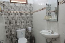 Phòng tắm bên trong Srikayah Syariah by Ndalem Beong