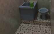 Toilet Kamar 6 Hotel Trias Parangtritis