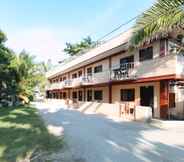 Exterior 5 RedDoorz Hostel @Megans Paradisio Beach Resort