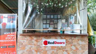 Lobi 4 RedDoorz Hostel @Megans Paradisio Beach Resort