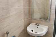 In-room Bathroom OYO 90234 Sungai Rengit City Resort 2
