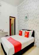 BEDROOM OYO Flagship 90502 Holistay Malang New