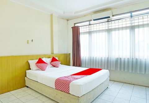 Bedroom OYO 90390 Hotel Rd Premium