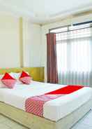 BEDROOM OYO 90390 Hotel Rd Premium
