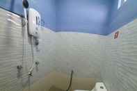Phòng tắm bên trong OYO 90252 Penginapan Wahee