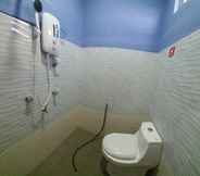 ห้องน้ำภายในห้อง 4 OYO 90252 Penginapan Wahee