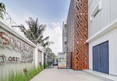 Luar Bangunan 6 OYO 90398 Socialite Residence Hotel