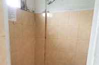 In-room Bathroom Srikandi Guest House Medan