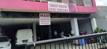 Exterior 2 Super OYO 90436 Dewi Fortuna