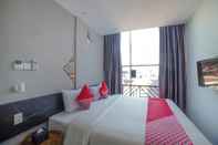 Bedroom SUPER OYO Capital O 90447 Kardopa Hotel Megapark