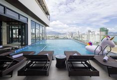 Hồ bơi 2 Miracle Luxury Hotel Nha Trang