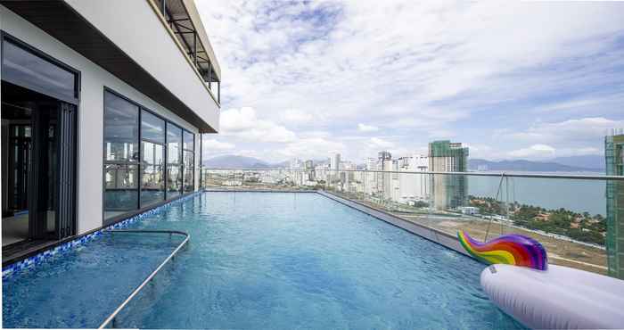 สระว่ายน้ำ Miracle Luxury Hotel Nha Trang