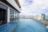 สระว่ายน้ำ Miracle Luxury Hotel Nha Trang