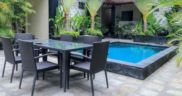 Kolam Renang Surfaris Inn on Poppies 2