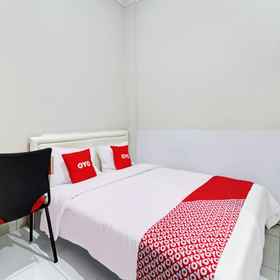 Bedroom 1 OYO 90452 Pillow Inn, PT INDO MAKLON NATURAL KOSMETIKA Hotels