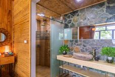 客房内浴室 Serenity Hotel & Bungalow