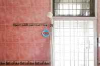 In-room Bathroom Waroeng Transit & Depary Homestay