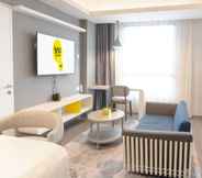 Bedroom 6 YELLO Hotel Jambi